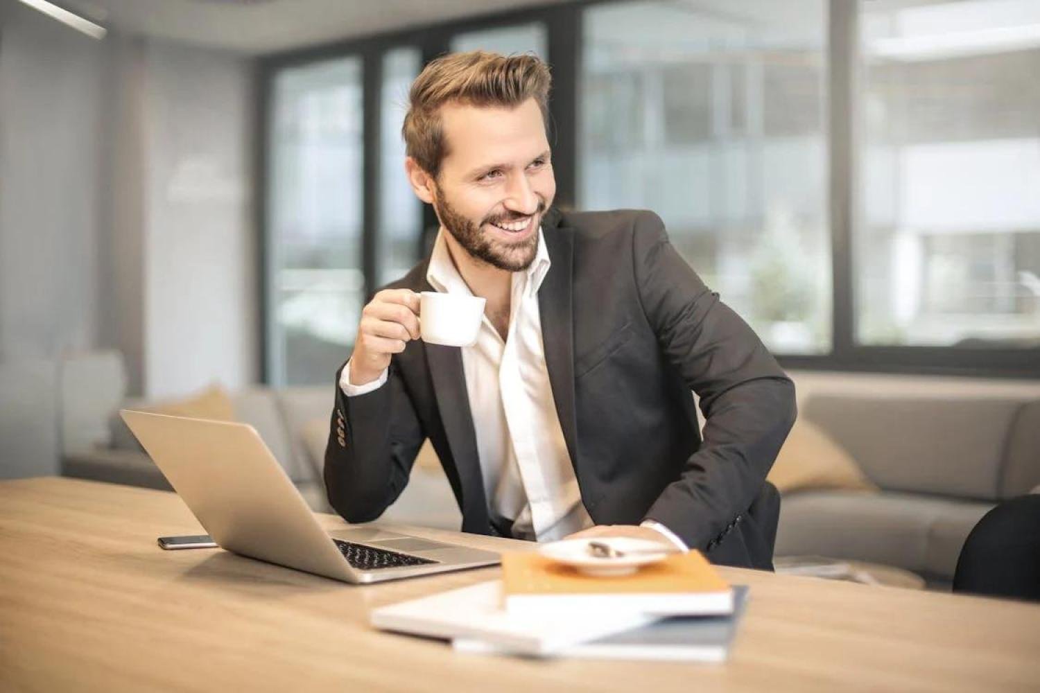 emprendedor con un café