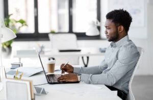emprendedor en su oficina
