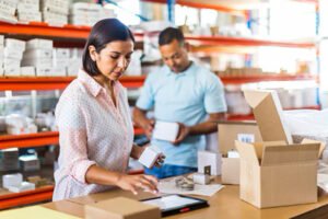 emprendedores en su almacén