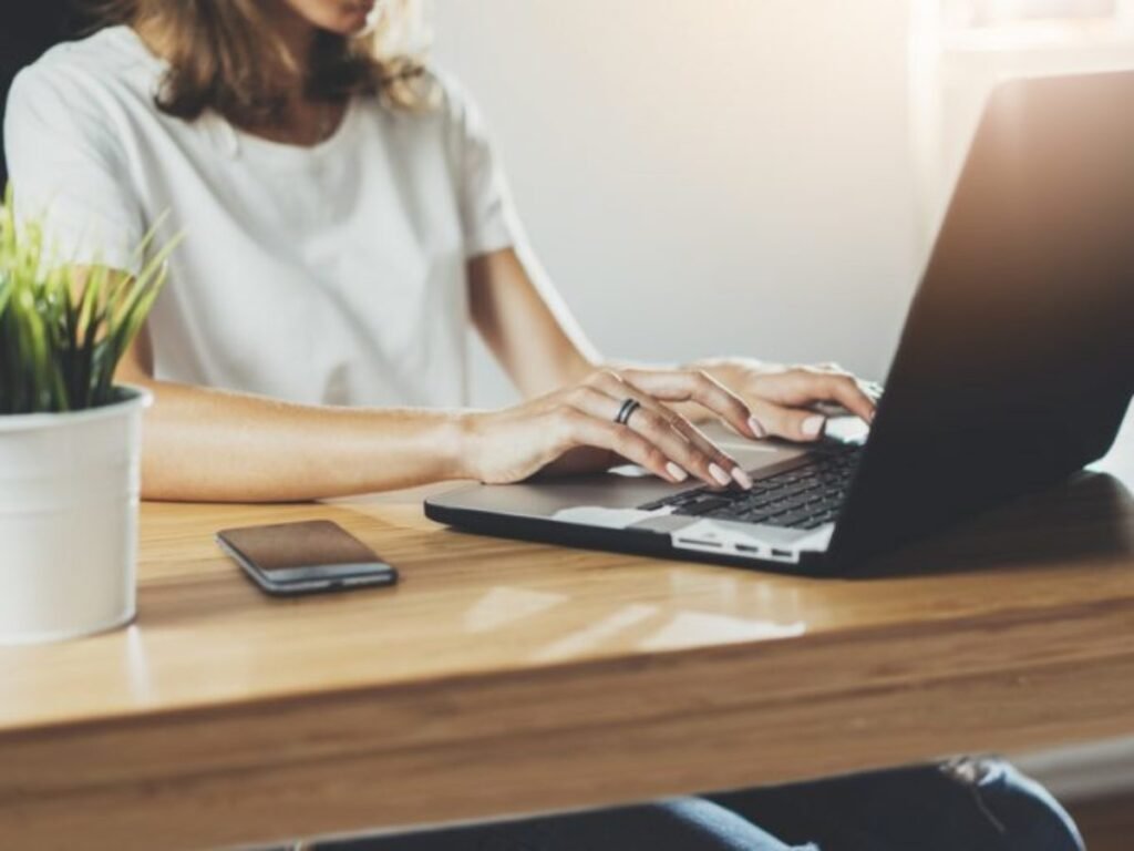 emprendedora en laptop