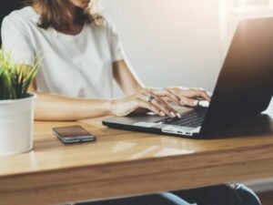 emprendedora en laptop